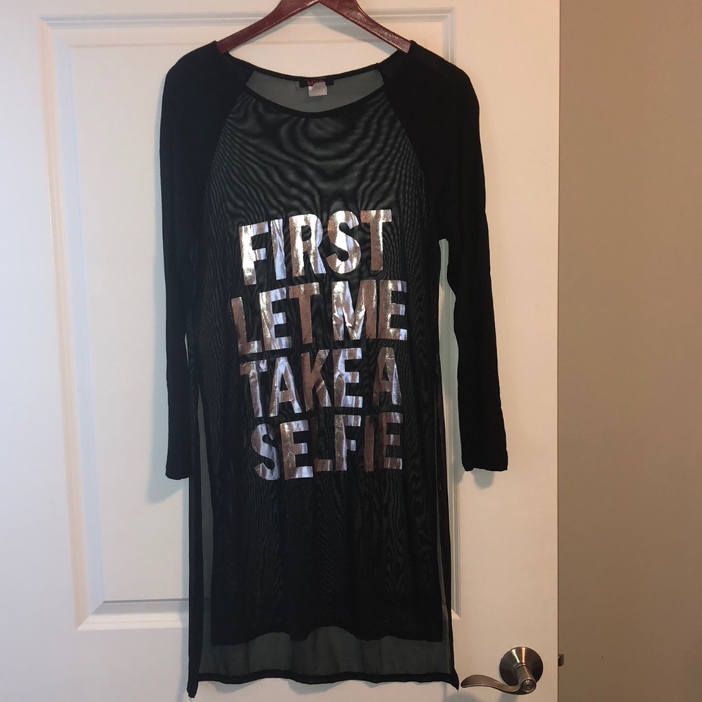 “FIRST LET ME TAKE A SELFIE” graphic tee 🖤